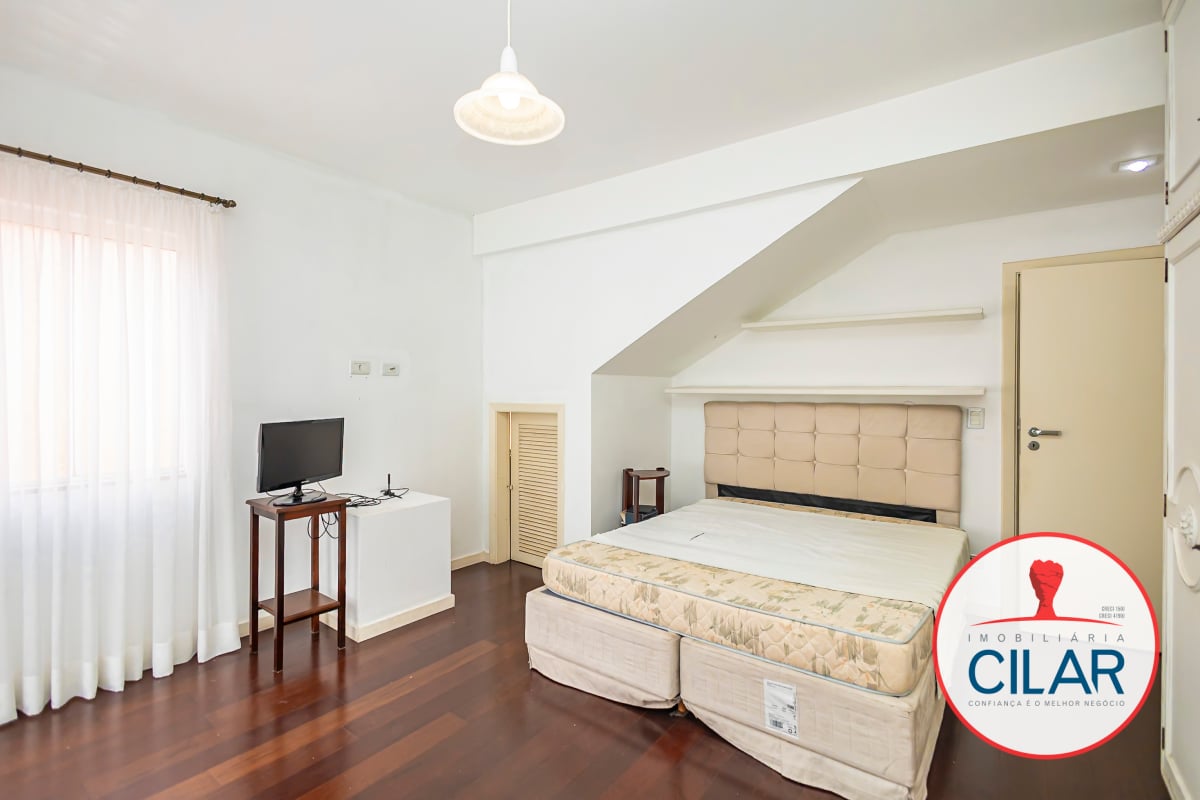 Casa espaçosa com 4 quartos e home office no São Francisco, Curitiba