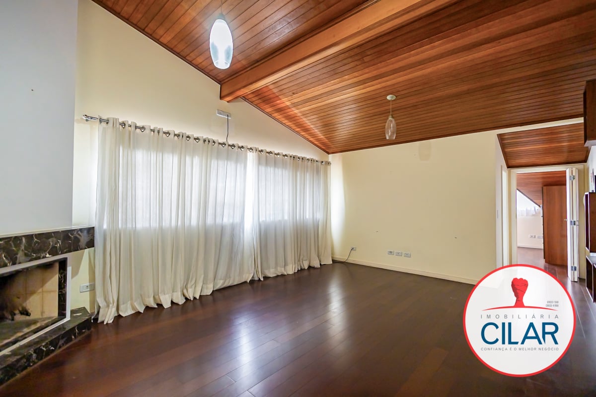 Casa espaçosa com 4 quartos e home office no São Francisco, Curitiba