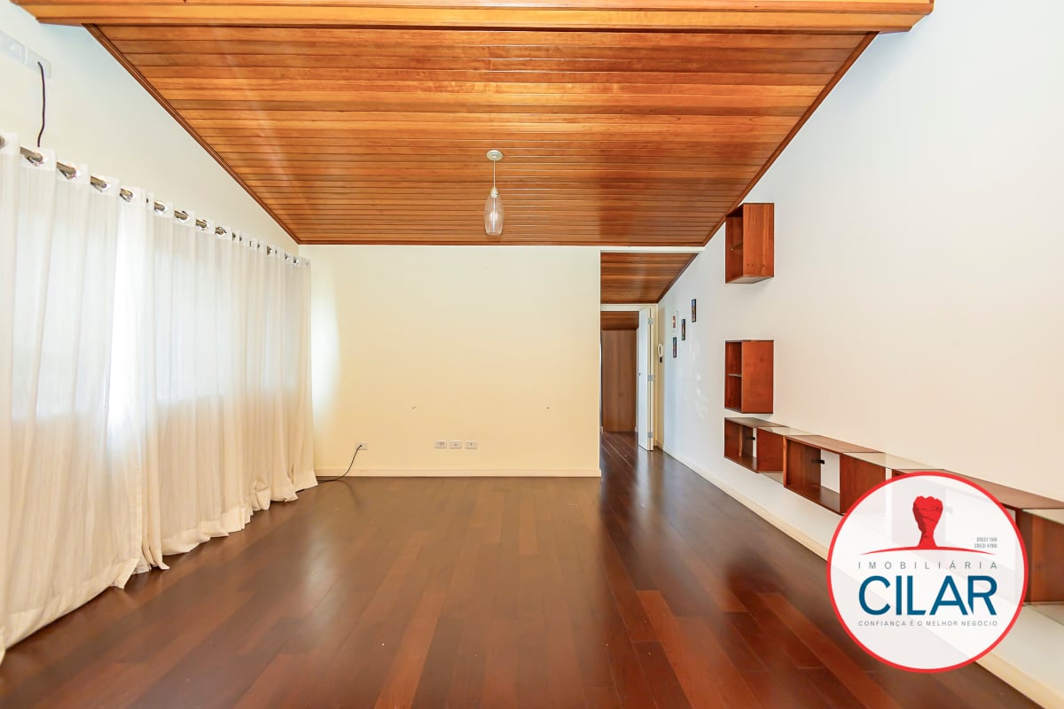 Casa espaçosa com 4 quartos e home office no São Francisco, Curitiba