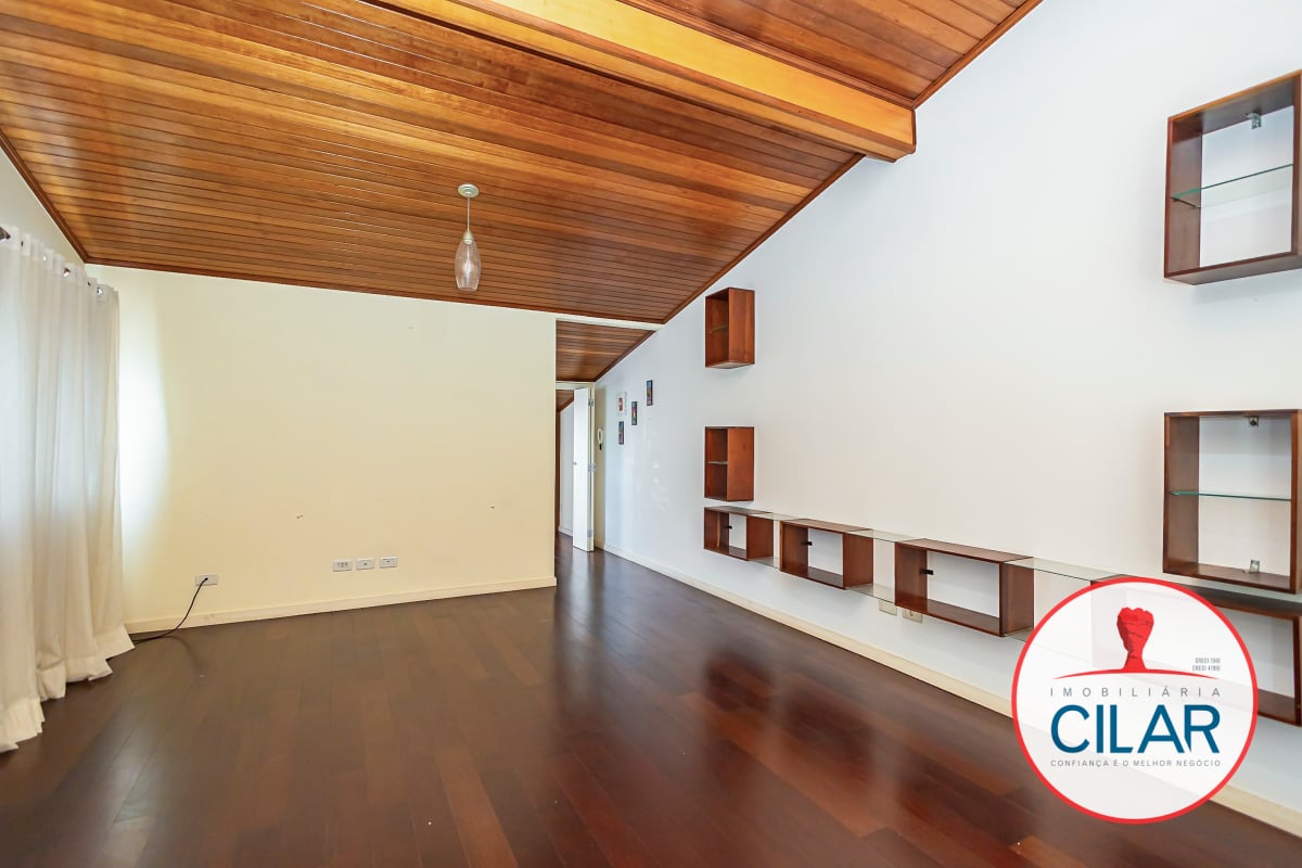 Casa espaçosa com 4 quartos e home office no São Francisco, Curitiba