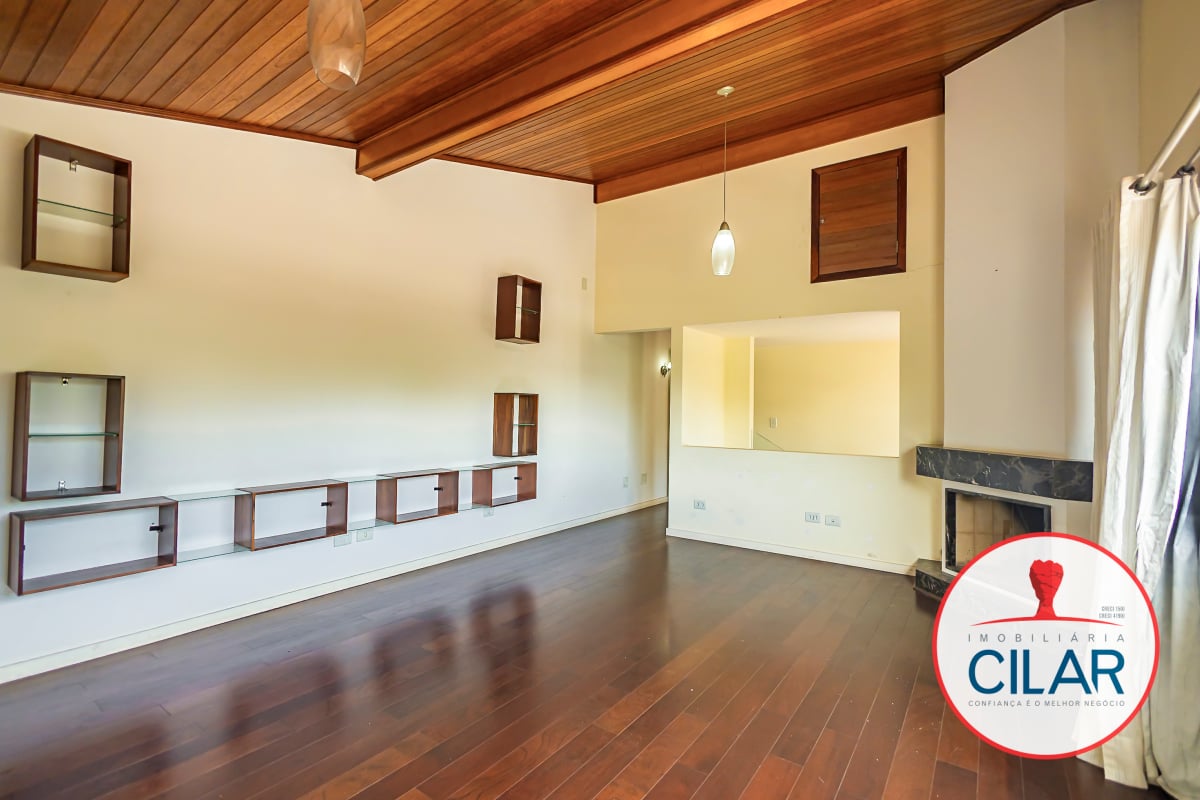 Casa espaçosa com 4 quartos e home office no São Francisco, Curitiba