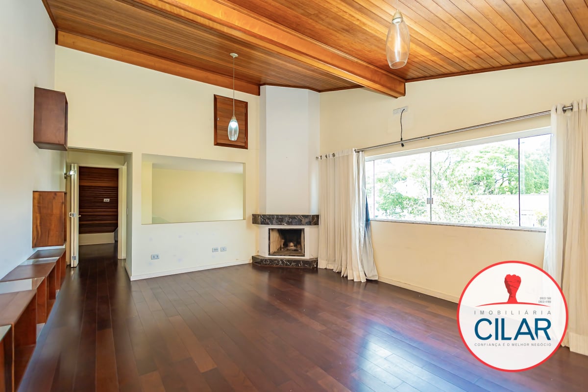 Casa espaçosa com 4 quartos e home office no São Francisco, Curitiba