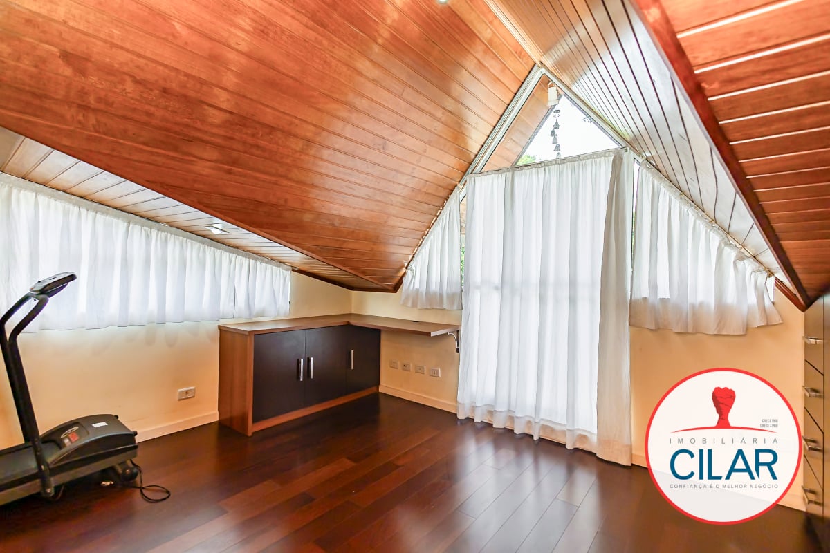 Casa espaçosa com 4 quartos e home office no São Francisco, Curitiba