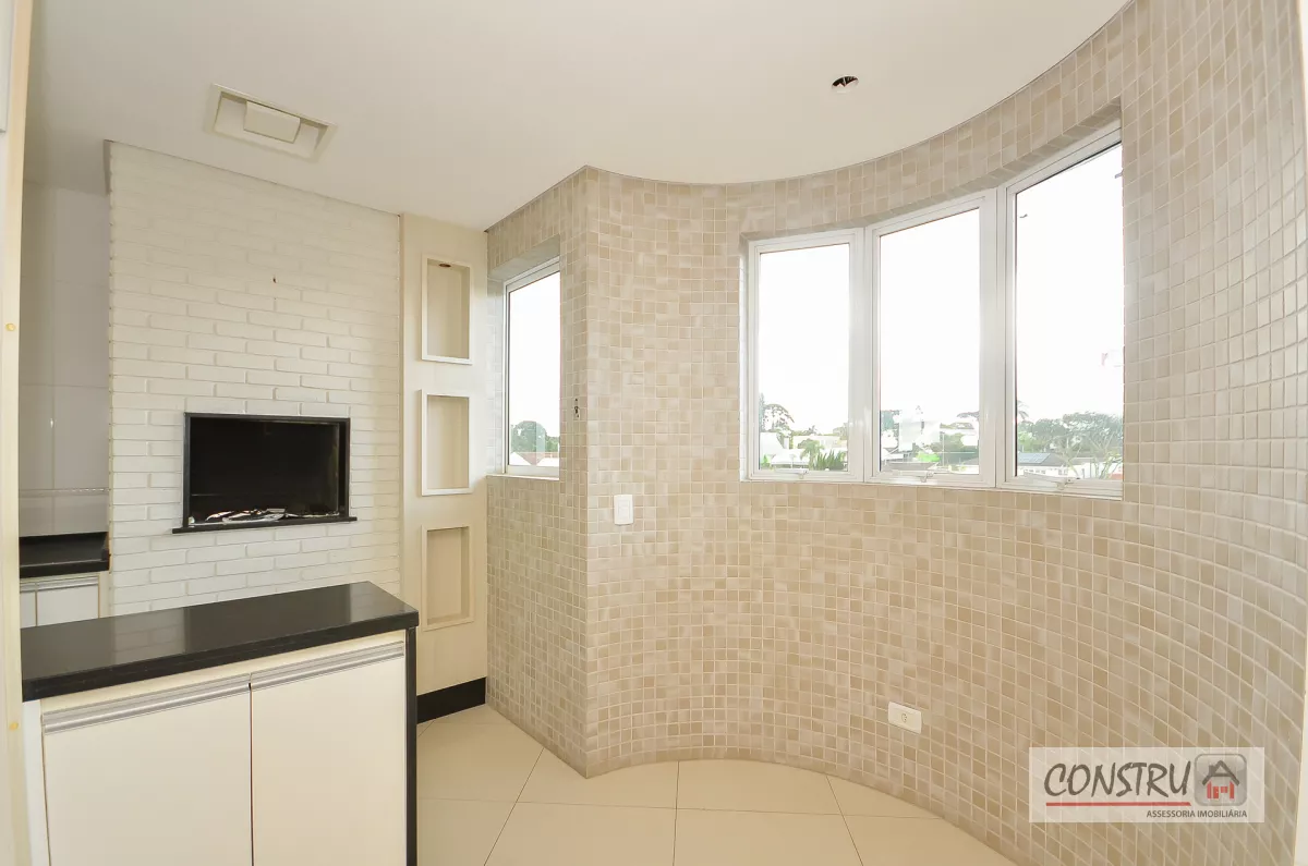 Apartamento no Ahú de 188 m² com 2 suítes